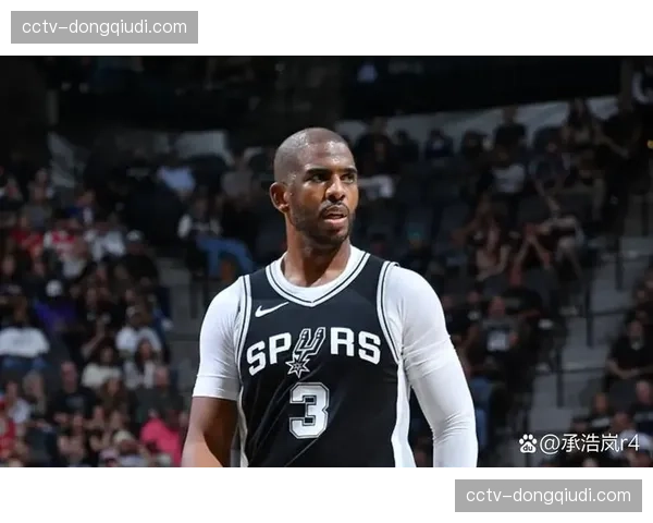 特写：克里斯·保罗在训练中指导年轻球员如何阅读防守破联防。