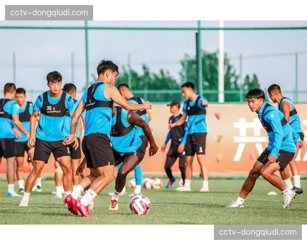 多家俱乐部申请在夏季翻新训练场,增设更长的纵向空间以适应反击训练