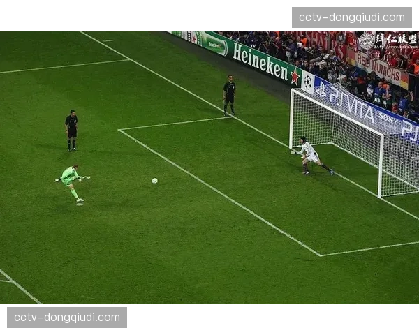 瞬间聚焦：诺伊尔神扑挡出萨卡必进球，随后振臂怒吼鼓舞全队